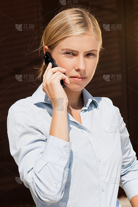 金发女商人打电话