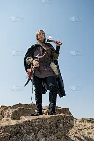 一个年轻的中世纪白人男性演员