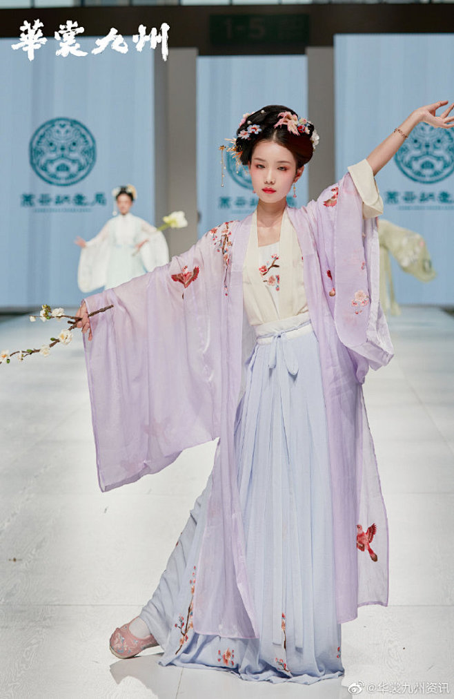 华裳九州超话 #华裳九州# #华裳秀典# 2020成都站走秀图集三十四 @燕云织造局