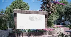 大的空白信息屏幕在石框架与空白的地方为模型