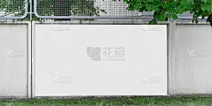 在城市街道的水泥栅栏上挂着白色模型的空白大空白横幅