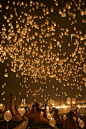 [“水灯节”(Loy Kra Thong)，泰国最美丽的传统节日。] 