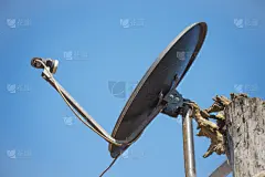 在屋顶上黑色卫星天线锅