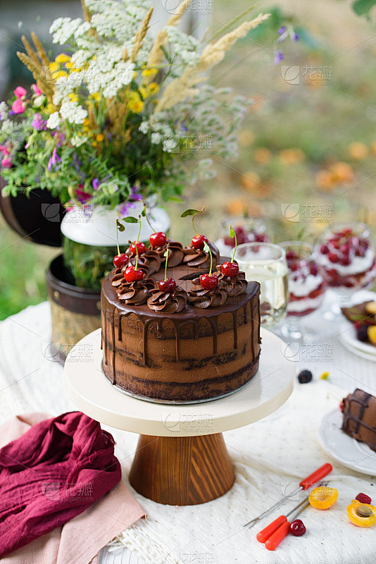 美味的巧克力蛋糕，红丝绒杯，野花，浆果。