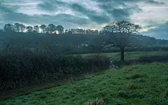 云雾缭绕的高山桌面壁纸