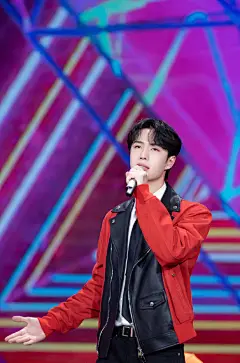 王一博超话 · #王一博青春恰时来舞台#
青年演员@UNIQ-王一博 亮相《花好月圆元宵夜》中央广播电视总台2021年#元宵晚会#，演绎“十四五”青春赞歌《青春恰时来》。歌声搭载新时代蓝图憧憬，筑梦拼搏绘制锦绣新时代。元宵节快乐，祝愿国富民强月圆家安！#王一博加盟央视元宵晚会# ​​​​