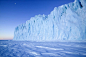 这是巴恩冰川的正面。南极大陆地表的海冰面积在每年10月达到最大、2月最小。海冰面的扩大有利于控制南极气温的上升以及海洋和大气中热量与湿度的交换
