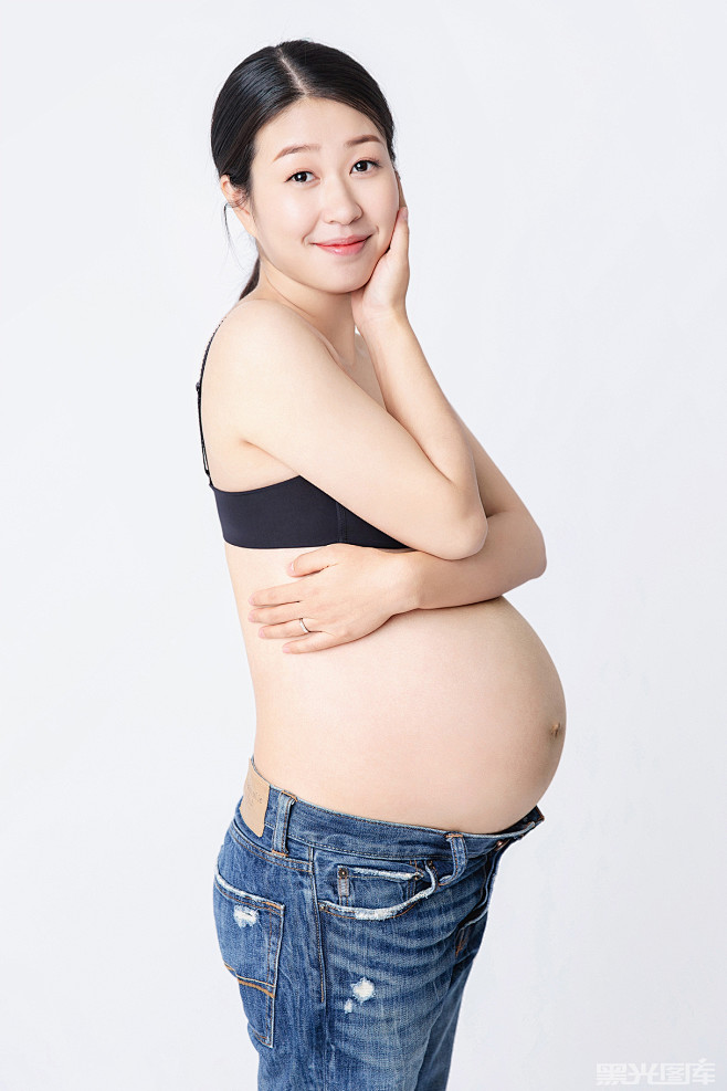 苗淋皓的写真摄影作品《孕妇照》