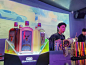 BOOMSHAKE韩国Hiphop高颜值夜店打卡 : 相当Hiphop的酒吧，不光地理位置好，而且在这样一家闹市区酒吧门外环境超美，去的时候很多潮人过来打卡，还有美女小姐姐在外面拍照。 店里重点是气氛比较high，点了上面鸡尾酒套餐被其精湛的颜值吸引了，
