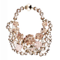 Dior 项链
所属品牌：Dior
所属分类：项饰
产品介绍：
由珍珠和宝石组成的项链，项链的吊坠部分比较大，也可以称其为胸饰，珍珠和宝石交相呼应连接它们的是金质金属。整体富贵十足却没有落入俗气，依旧带着些许