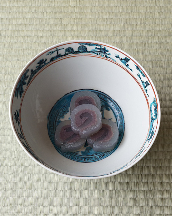 菓＝巻絹／松華堂（半田）
器＝呉須青絵大...