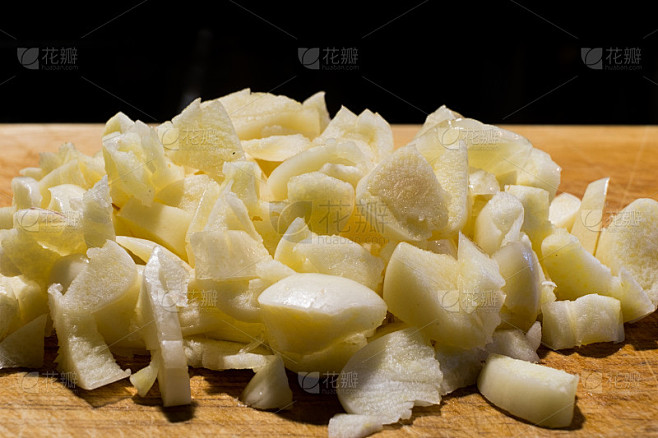 把大蒜剁碎放在木板上，上面放灯。