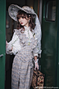 #古典玩偶带你换新装# #lolitafashion#
#刹那芳华#头饰细节展示~
这款头饰实在是太实用了，帽檐非常大的一顶宽帽子，边缘有小蕾丝花边装饰，帽边装有铁丝，可以自行调整造型，蝴蝶尾纱与绿藤蔓的清新组合，淑女必备的时尚单品。
今晚8点上架预约~也可以换购哦~ ​​​​