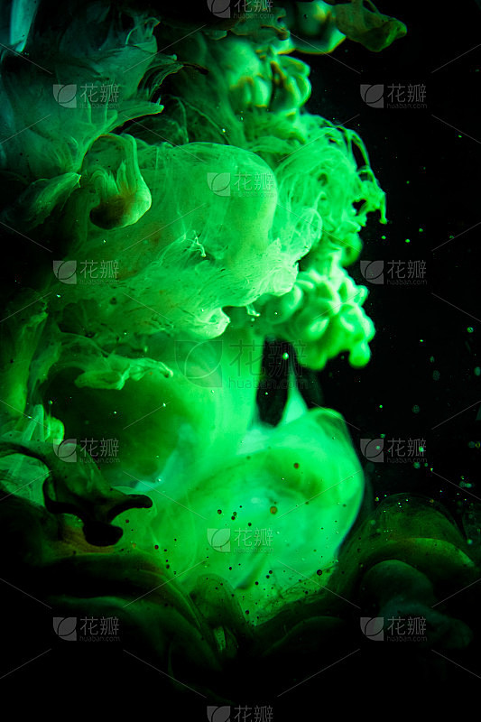 油墨在水里孤立在黑色背景上。彩虹的颜色