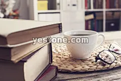 堆与老花镜在桌上的书_图片_图片下载_高清图片_图片下载_正版图片_字体_音乐_插画_专业的正版视觉内容提供商