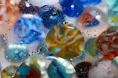 水面上漂浮着五颜六色的、黄色的油滴。