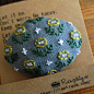 ＜春色新作2020＞北欧刺繍ブローチ（ヴィンテージブルー生地に春の黄色花） ブローチ Raptique 通販｜Creema(クリーマ) ハンドメイド・手作り・クラフト作品の販売サイト