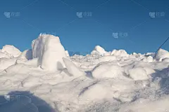 蓬松的雪躺在山上和蓝色的天空周围，大雪之后。为海报，日历，邮件，屏保，壁纸，明信片，卡片，横幅，封面