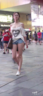 高挑白嫩的胸器美眉[28M/MP4] - VIP极品街拍 - 街拍控‖街拍视频‖唯美街拍‖魔镜原创‖街拍VIP‖街拍客‖紧身裤－免费街拍资源分享论坛 - Powered by Discuz!