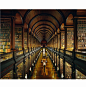 都柏林大学三一学院图书馆，在爱尔兰首都都柏林，是爱尔兰最大的图书馆。成立于1592年。馆藏印刷书籍、手稿、地图、乐谱等达 500万册，馆藏珍品中，包括9世纪完成的拉丁文手抄本圣经《凯尔斯书》（The Book of Kells)