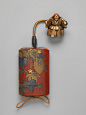 壳：黄金，有色漆，金箔，金箔上红漆;紧固件（ojime）：金属与花卉及昆虫设计，拨动开关（悬锤）：象牙，漆雕能剧的舞者的形状