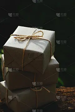 简单的环保礼盒包装与棕色纸在复古木桌子，绿色礼物概念，复制空间