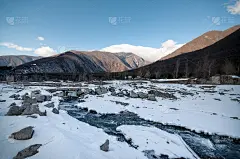 冬季白雪皑皑的大高加索山脉。天气晴朗，绿树成荫的阿塞拜疆自然风光