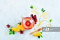 Honey and tea header. Glass teapot with decorative honey swirls, lemon slices and green leaves....详情 - 创意图片 - 视觉中国 VCG.COM