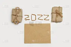 空白生态名片。2022年新年快乐。用工艺绳或黄麻在白色底色上书写迎接2022年新年的新年概念。2,2