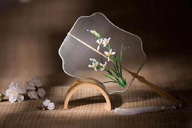 新裂齐纨素，鲜洁如霜雪。裁为合欢扇，团圆似明月 /  中国团扇之美   by 春晼晚.