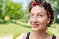 年轻的成年人美丽的快乐的有吸引力的白人深色头发的女人肖像有乐趣享受兴奋告诉耳语的秘密在绿色的花园背景