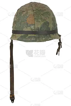 越战时期的美军头盔，带有伪装护目镜和狗牌