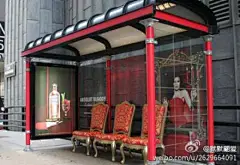 绝对伏特加的霸道广告，这是为了宣传旗下的三种新的酒饮料“Bloody”、“Lemon Drop”和“Twist”，在芝加哥的候车亭里做了文章。那场面、那级别让来去匆匆的地方变得尊贵雅致，等车也似乎成了一种品位和享受。