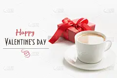 情人节卡片。一杯带红礼物的咖啡。爱的概念。