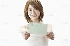 拿着名片的女人
