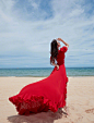 刘诗诗海边大片曝光，光脚穿着拖地红裙，在沙滩上迎着阳光