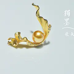 飘带古时是一种武器
壁画中的“飞天”之所以可以飞
是因为借助了飘带的力量。
曲线是最柔最美最随性的线条
任性自由的盘旋
自然的形成最美的“旋律”
若然、柔软且不失力量感。#独墨珠宝[超话]##独墨珍珠设计##珍珠设计##珍珠胸针设计# 
原创设计，版权©️已登记
抄袭必究[并不简单]