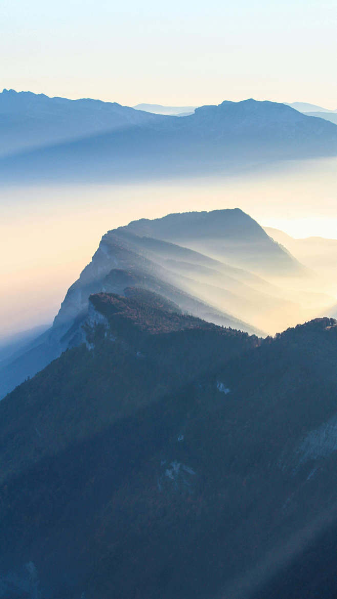 山雾和阳光