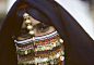 非洲年轻的贝都因女人穿着传统的阿拉伯游牧，贝都因人的黑色服装和珠宝装饰。女人是在西奈半岛的Wadi rachabah营地，埃及。1974
