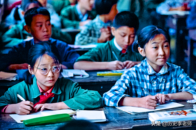 【小学生们在上课】新中国成立初，全国5.5亿人口中有4亿多都是文盲，文盲率高达80%。扫除文盲，成为新中国成立后政府的一项迫切任务，随即一场 ...