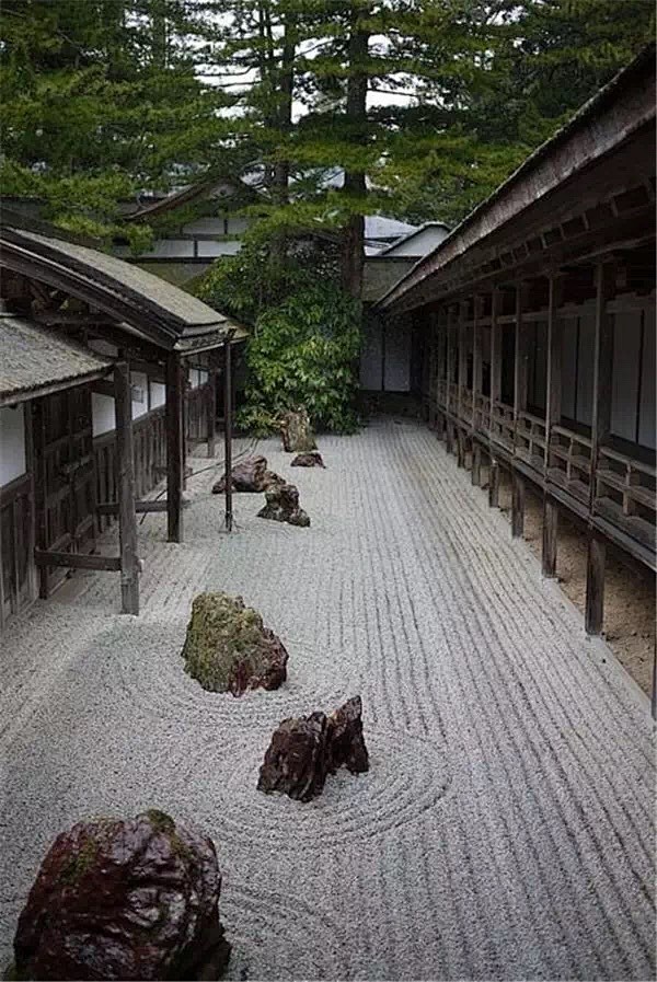 小庭松風靜，無聲花木眠。日本庭院