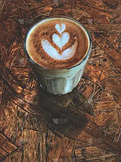 爱之杯，心拿铁艺术咖啡在复古木桌上。爱咖啡爱你的杯子。短笛的拿铁咖啡。