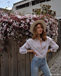 #五一穿啥最上镜#分享一组墨尔本时尚博主Jessica Alizzi (杰西卡 · 阿丽兹）的穿搭，五一出游就该这么简约休闲。 ​​​​