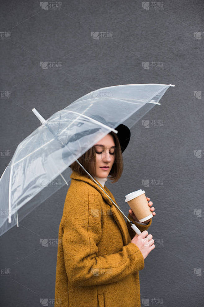 带着雨伞的时髦女人