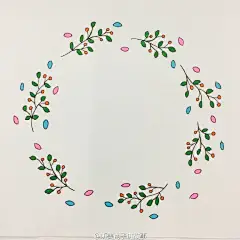 这个手帐花环很简单好画，有四个用法：1.单画一条花纹的话，可做分割线；2.画小一些，可做标题栏；3.如图画大一些，可做整个手帐页面的排版；4.画成长方形，自由组合成多种手帐排版。#手帐素材插画手绘##美南子的简笔画教程##简笔画# （南子原创）