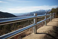 远眺的公路防撞护栏摄影图片