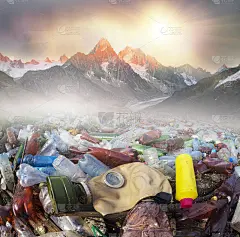 阿尔卑斯山的山峰和文明的垃圾