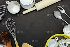 在黑木背景上撒上小麦粉，以复制文字空间，俯视图用于烹饪面团或糕点背景。