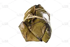 旁边的观点香蕉糯米饭美味小吃来自泰国。用香蕉叶盖着，椰子叶梗着。