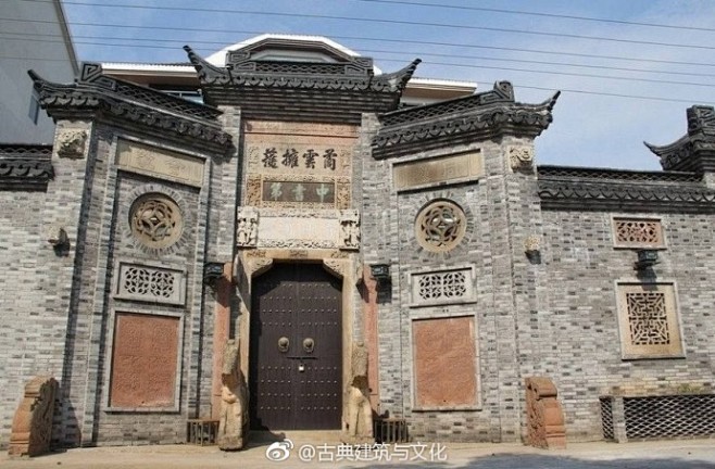 在浙江省台州市温岭市竿北村，一座散发着徽...